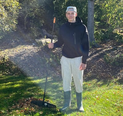 Nuori mies harava oikeassa kädessään