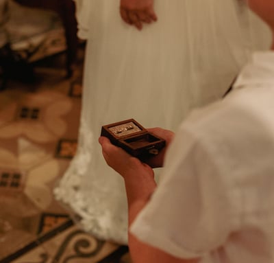 belle photographie de la présentation des bagues lors du mariage