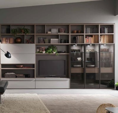 living Maronese con libreria in legno e vetrine illuminate