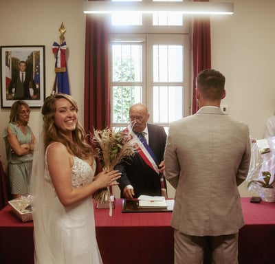 sourire de la mariée lors de la cérémonie officielle à la marie face au maire