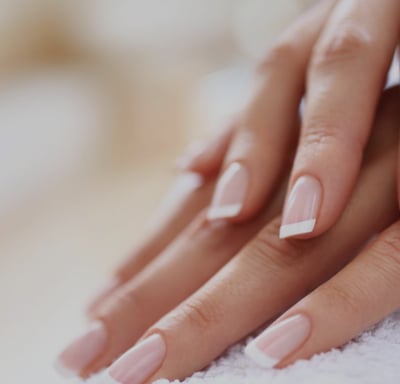 French manucure, idéal mariage.