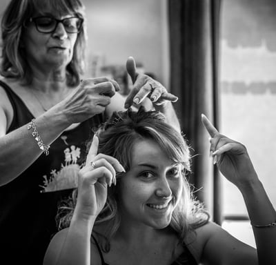 sourire de la mariée lors des préparatifs du mariage, noir et blanc