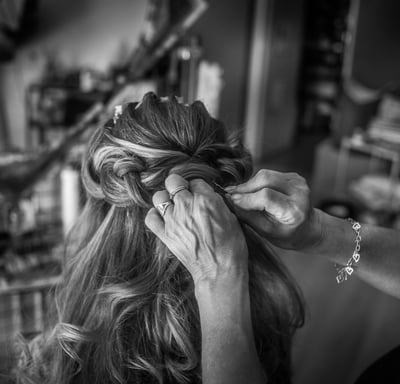 cliché des cheveux de la mariée lors des préparatifs du mariage, noir et blanc