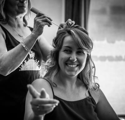 photo de la coiffure lors des préparatifs du mariage, noir et blanc