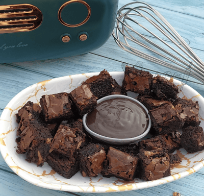 brownie bites with chocolate dip