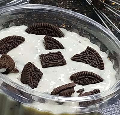 cheese cake with oreo toppings
