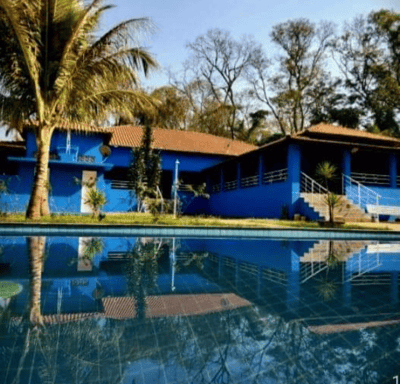 Clínica de reabilitação com piscina e área verde em São Paulo