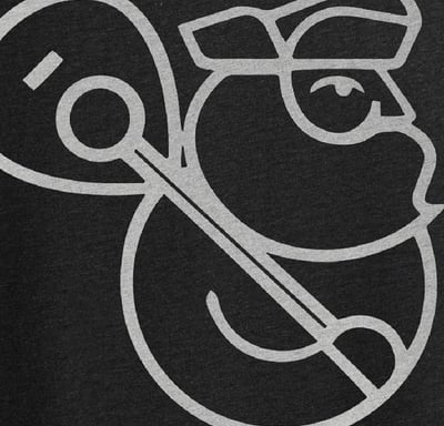 logo branco de produtora musical com homem barbudo segurando violão 