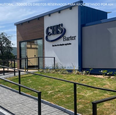 ESCRITÓRIO CONTAINER VISTA FRONTAL COM RAMPA DE ACESSIBILIDADE E LOGO