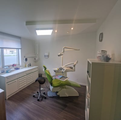 Salle de soins du cabinet dentaire à Chastre, équipée pour des traitements en toute sérénité.