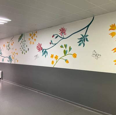 Centre Hospitalier Universitaire Caen Normandie fresque peinte murale fleurs et insectes couleurs gaies rose jaune vert
