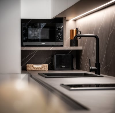 una cocina con microondas, horno y tostadora.