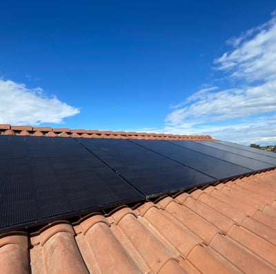 Installation de panneaux photovoltaïques réalisée par la société ALSUN ENERGY