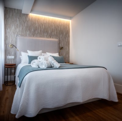 Una cama con toallas encima