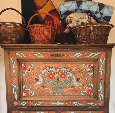 Upcycling d'un meuble ancien, peinture bohème sur bois réalisée par Marie Hardy