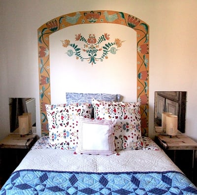 Arche de lit inspiration roulotte bohème tzigane boho dans gîte de charme Fresh Fresque Normandie