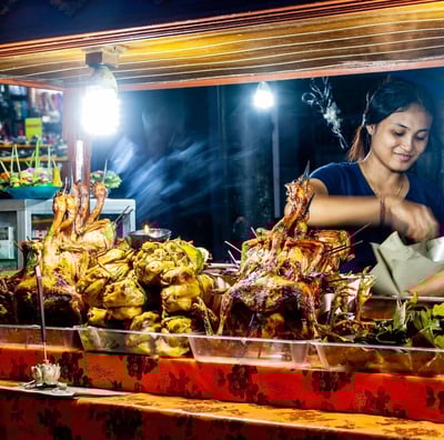 bali food tour: at night market a food vendor