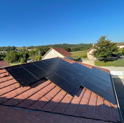 Installation de panneaux photovoltaïques réalisée par la société ALSUN ENERGY