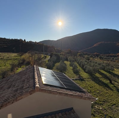 Installation de panneaux photovoltaïques réalisée par la société ALSUN ENERGY