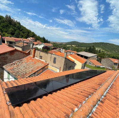 Installation de panneaux photovoltaïques réalisée par la société ALSUN ENERGY