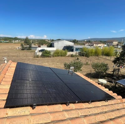 Installation de panneaux photovoltaïques réalisée par la société ALSUN ENERGY