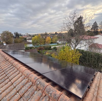 Installation de panneaux photovoltaïques réalisée par la société ALSUN ENERGY