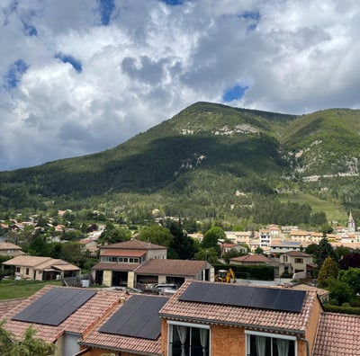 Installation de panneaux photovoltaïques réalisée par la société ALSUN ENERGY