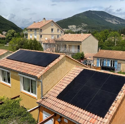 Installation de panneaux photovoltaïques réalisée par la société ALSUN ENERGY