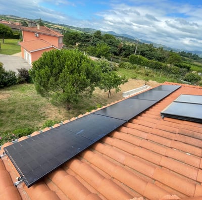 Installation de panneaux photovoltaïques réalisée par la société ALSUN ENERGY