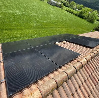 Installation de panneaux photovoltaïques réalisée par la société ALSUN ENERGY