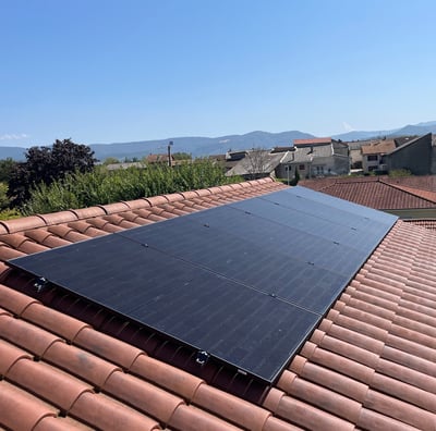 Installation de panneaux photovoltaïques réalisée par la société ALSUN ENERGY