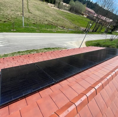 Installation de panneaux photovoltaïques réalisée par la société ALSUN ENERGY