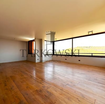 piso de departamento con suelo de madera murallas color blanco, ventanas amplias y bien iluminado