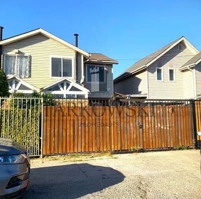 casa dos pisos color blanca con 2 ventanas y cierre de madera piso de cemento 