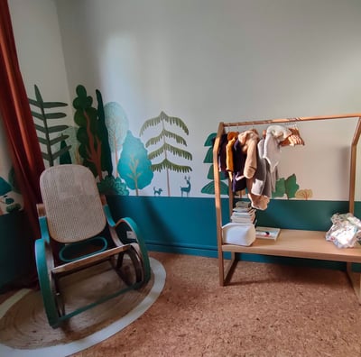 Fresque représentant une forêt magique et des animaux dans la chambre d'un bébé signée Marie Hardy