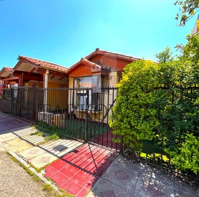 casas con cierre de acero de un solo piso techo de madera y murallas color blanco con antejardin 