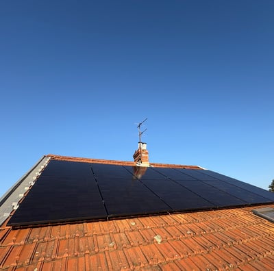 Installation de panneaux photovoltaïques réalisée par la société ALSUN ENERGY