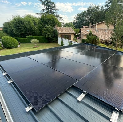 Installation de panneaux photovoltaïques réalisée par la société ALSUN ENERGY