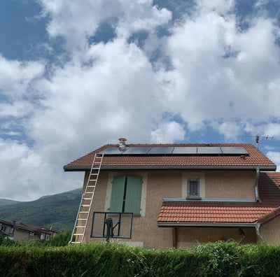 Installation de panneaux photovoltaïques réalisée par la société ALSUN ENERGY