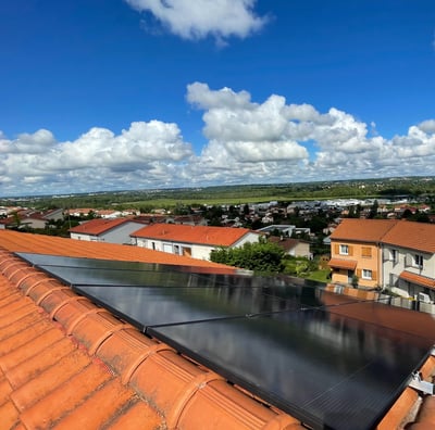 Installation de panneaux photovoltaïques réalisée par la société ALSUN ENERGY