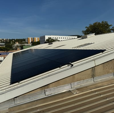 Installation de panneaux photovoltaïques réalisée par la société ALSUN ENERGY