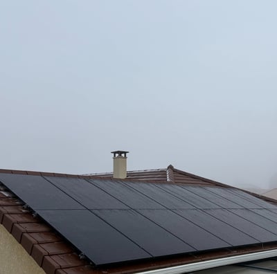 Installation de panneaux photovoltaïques réalisée par la société ALSUN ENERGY