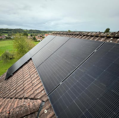 Installation de panneaux photovoltaïques réalisée par la société ALSUN ENERGY