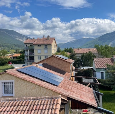 Installation de panneaux photovoltaïques réalisée par la société ALSUN ENERGY