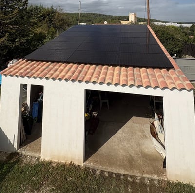 Installation de panneaux photovoltaïques réalisée par la société ALSUN ENERGY