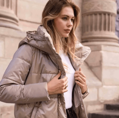 Une femme qui porte une doudoune réversible