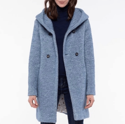 Une femme qui porte un manteau bleu