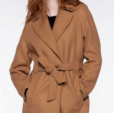Une femme qui porte un manteau