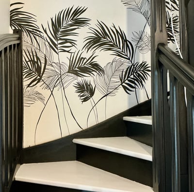 fresque escalier palmiers noir et blancs peinture main sur mesure peintre Normandie Caen