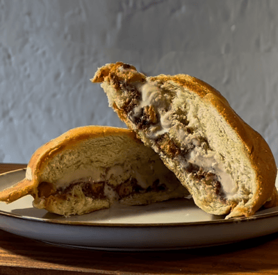 une brioche glacée, avec un nappage et des toppings croustillant